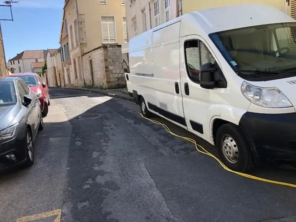 Véhicule d'intervention banalisé, sans marquage visible depuis la rue